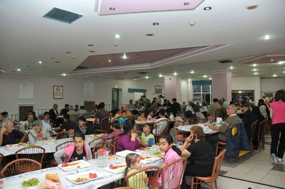 Merzifon Aşevindeki İftarlar Hayırseverlerden