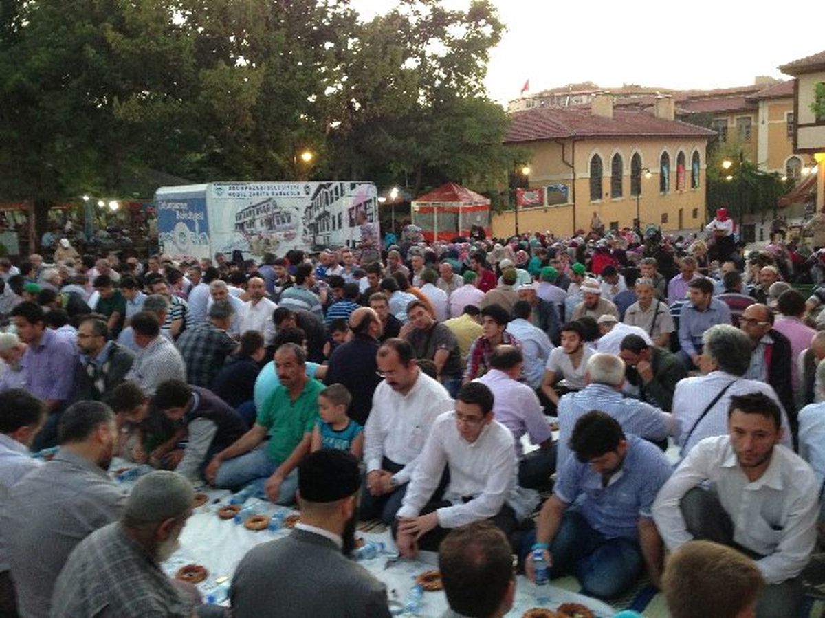 Sadece Su, Simit ve Hurma Menülü İftar