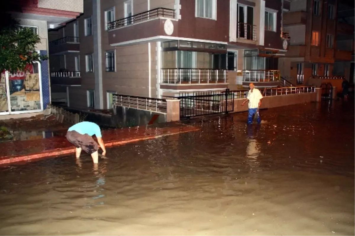 Şiddetli Yağmur Su Baskınlarına Yol Açtı