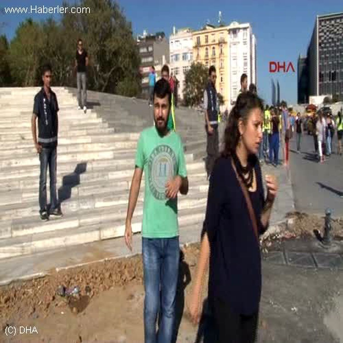 Taksim\'de Oturma Eylemi Yapan Genç Gözaltına Alındı