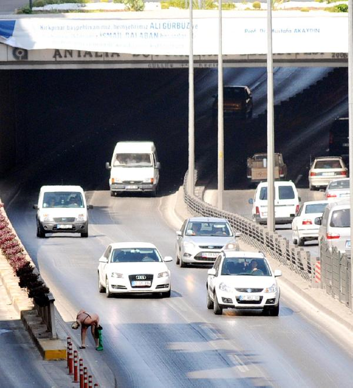 Antalya\'da Yol Ortasında Soyunan Kadın Trafiği Karıştırdı