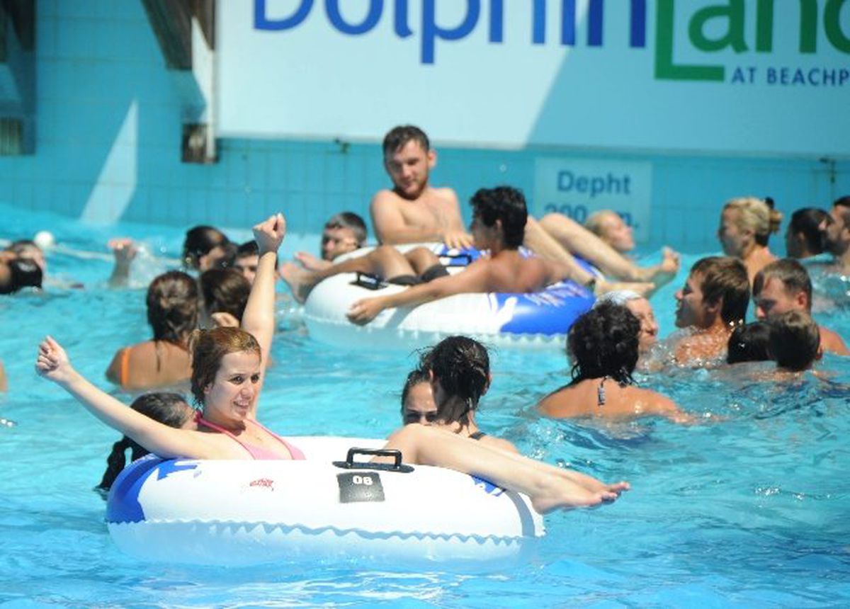 Antalya\'da Plaj ve Su Parkları Doldu Taştı