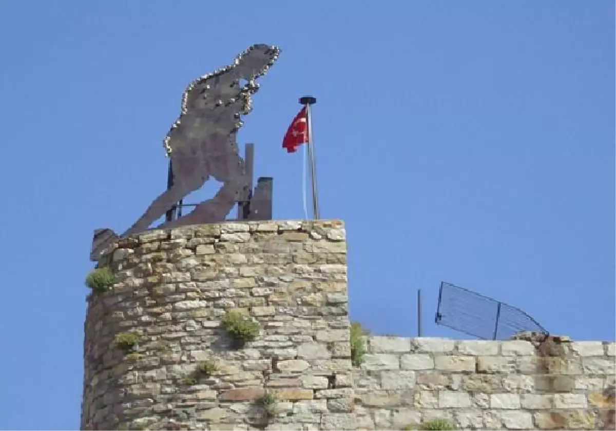 Atatürk Silüeti Bakımsızlıktan Çürüyor