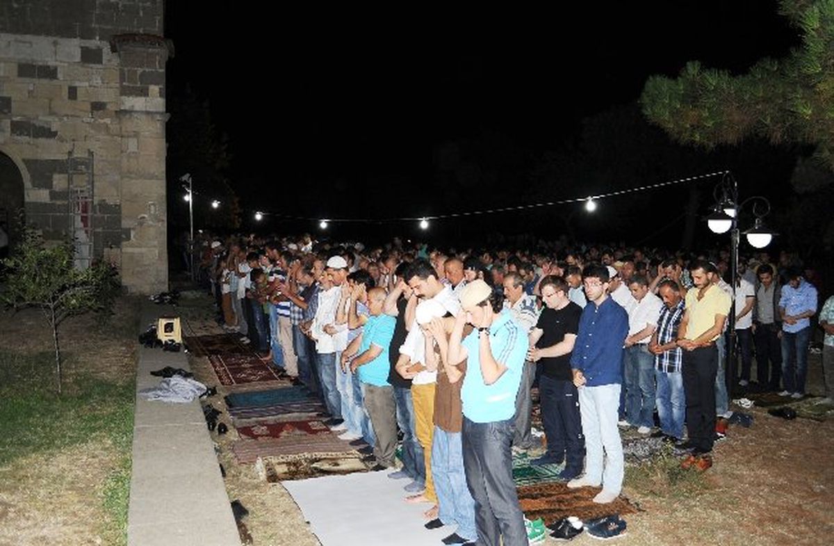 Ayasofya Camii\'ne Kadir Gecesinde Yoğun Katılım