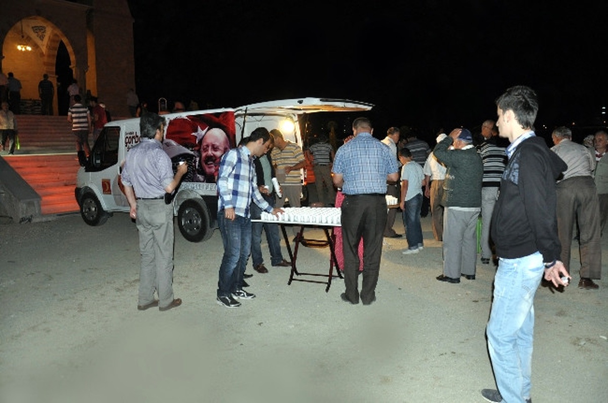Kastamonu Belediyesi Vatandaşlara Zemzem İkram Etti