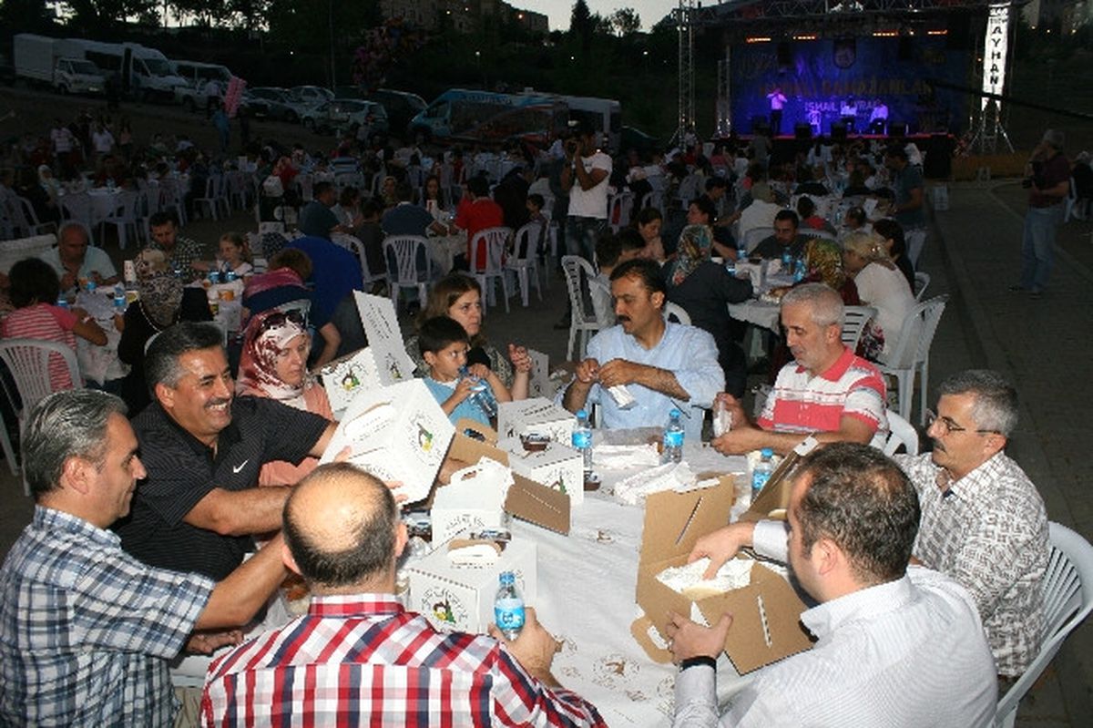 Düzce Belediyesi\'nden Kadir Gecesinde Dev İftar