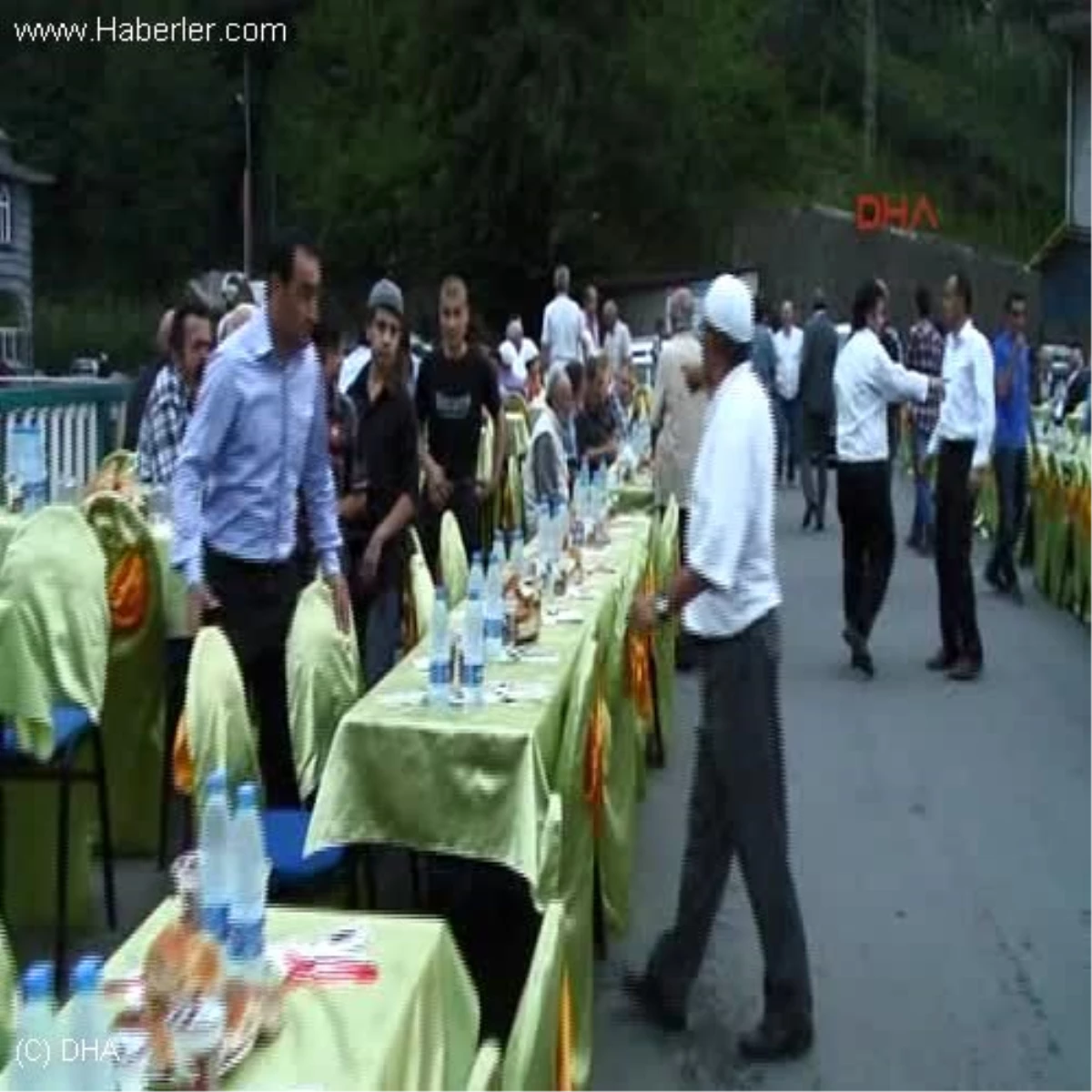 Galatasaraylı Yönetici Abdurrahim Albayrak Rize\'de Köprü Üzerinde İftar Yemeği Verdi