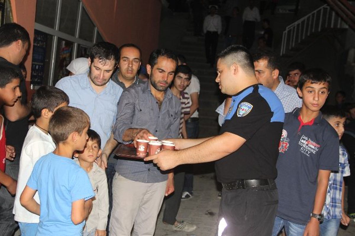 Hakkari Polisi Şerbet Dağıttı