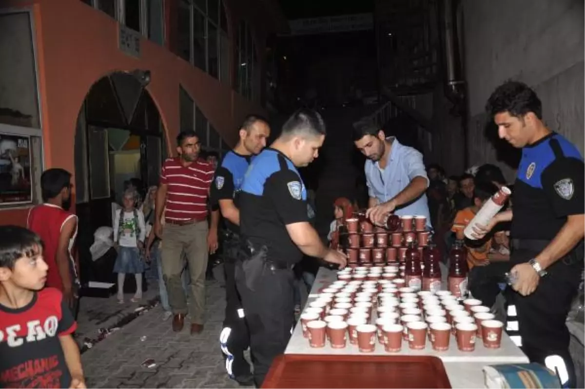 Hakkari Polisinden Cemaate Şerbet