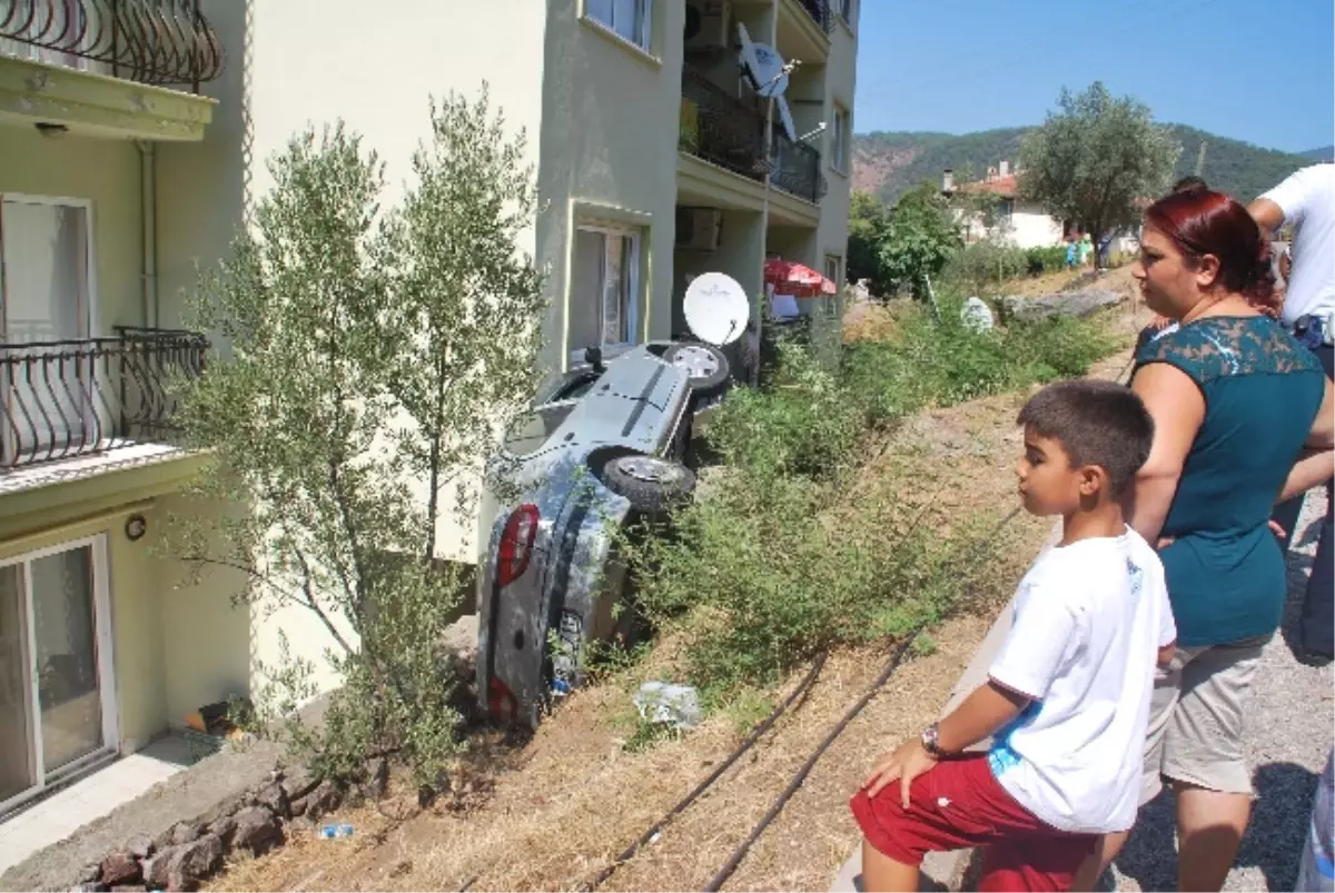 Hızını Alamayan Otomobil Apartmana Uçtu