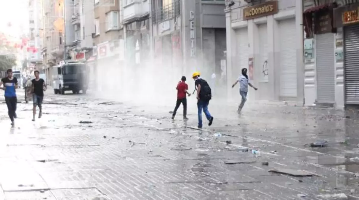 İstiklal Caddesi\'nde Müdahale Sabaha Kadar Sürdü