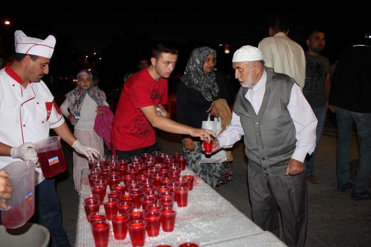 Kadir Gecesinde Ballı Şerbet Dağıtıldı