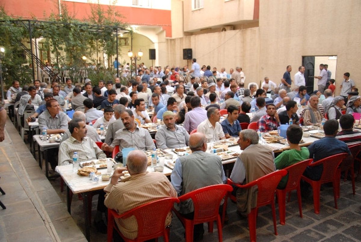 Karahan Ailesinden Bin Kişiye İftar Yemeği