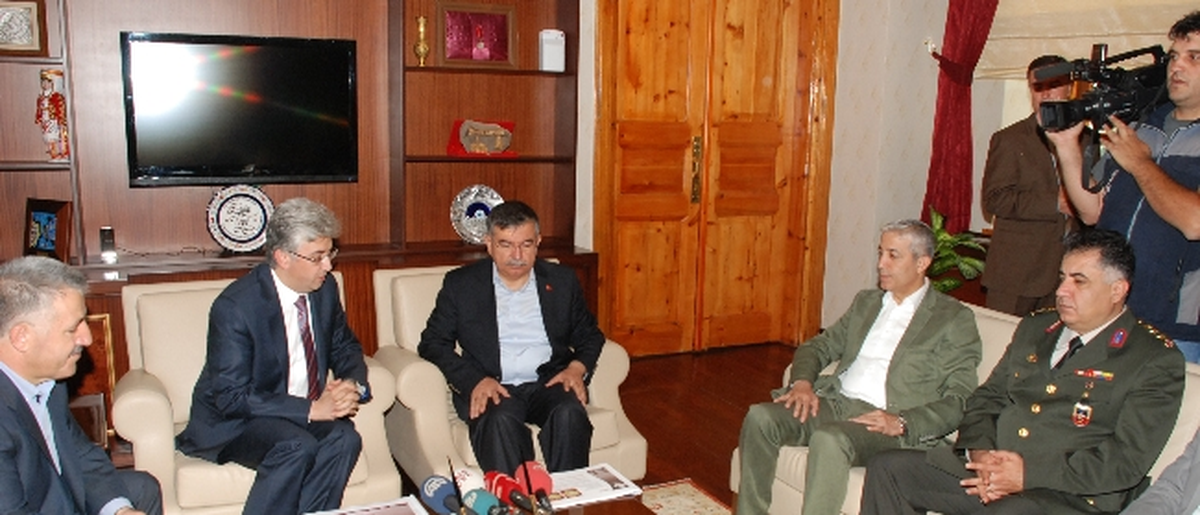 Milli Savunma Bakanı Yılmaz, Kars\'ta Yaş Kararlarını Değerlendirdi