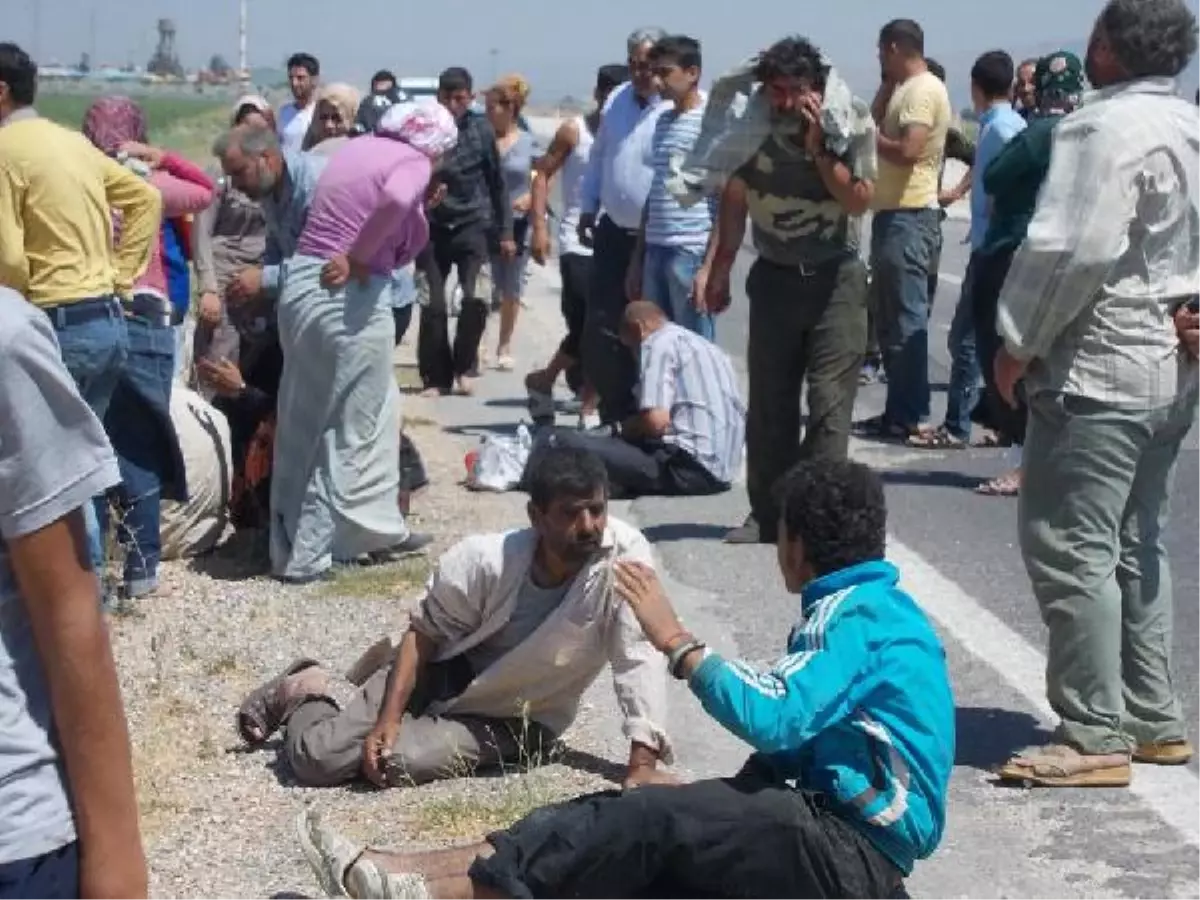 Minibüs Tarlaya Uçtu, 13 Kişi Yaralandı