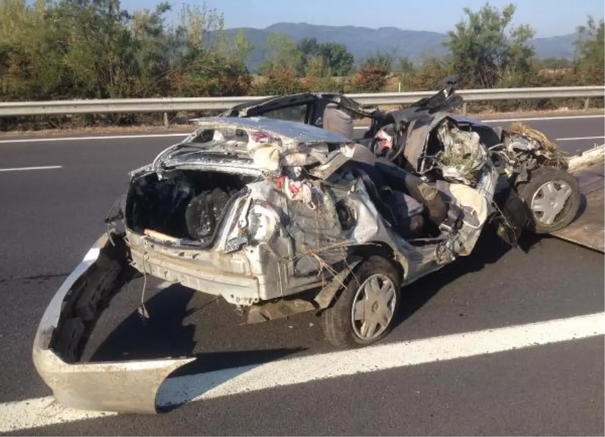 Otomobil Yön Levhasına Çarptı: 3 Ölü, 2 Yaralı