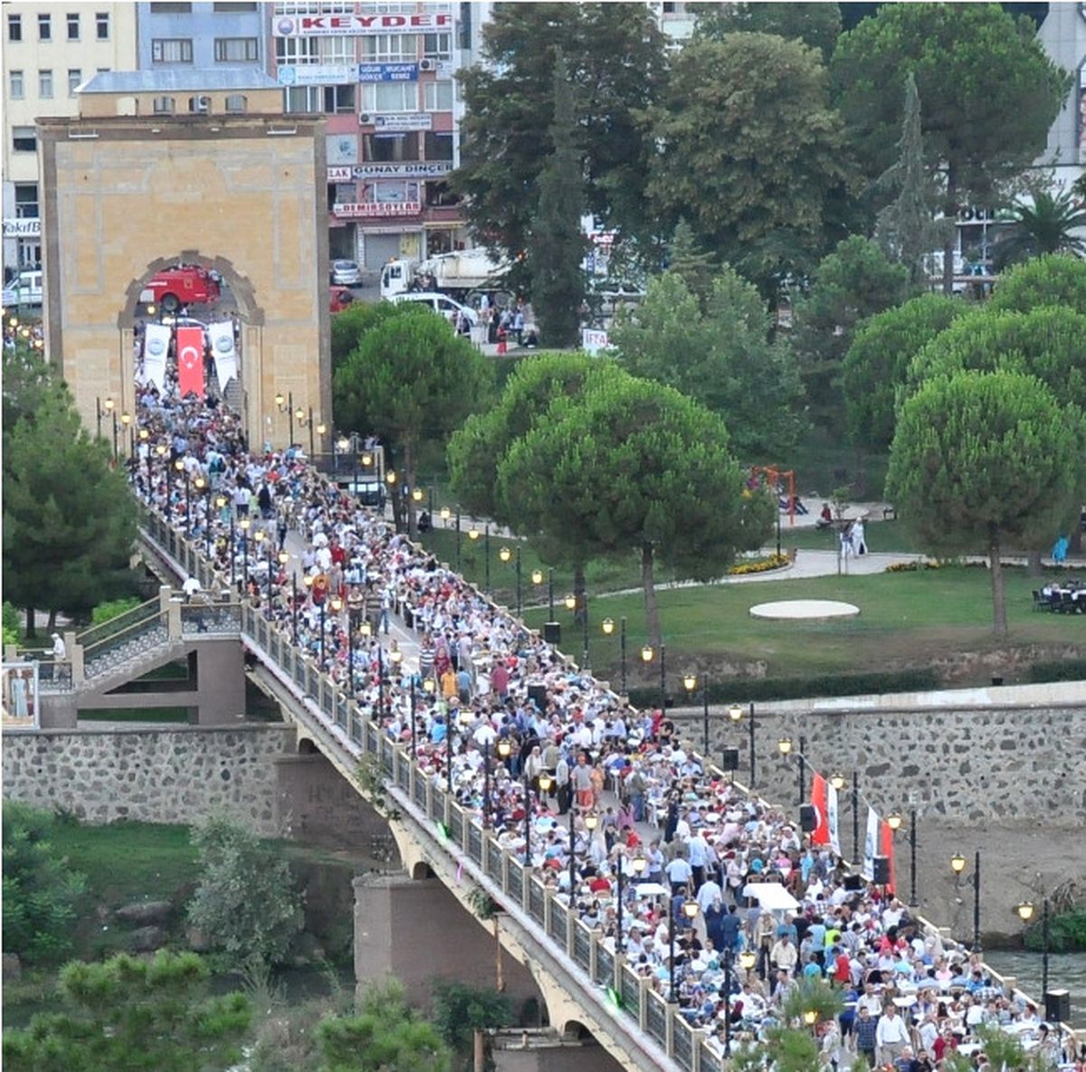 Tarihi Köprü Üzerinde İftar Keyfi