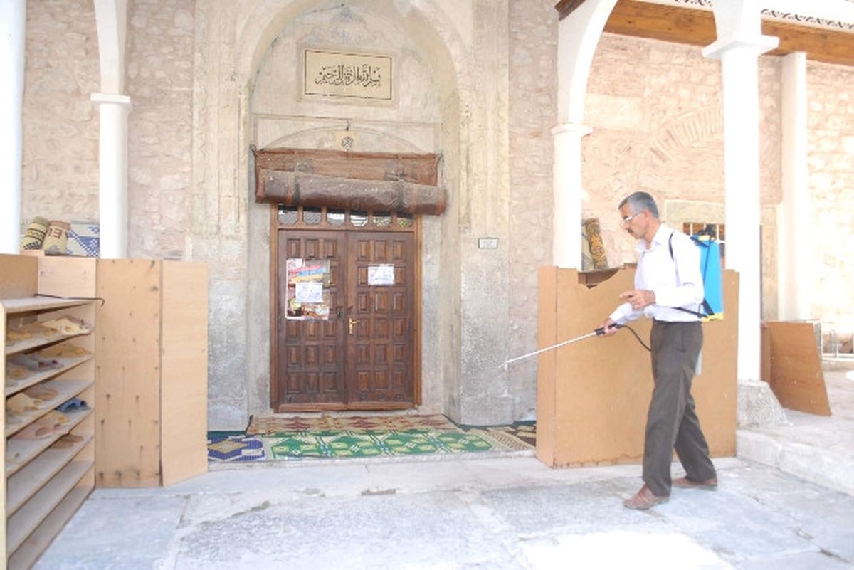 Bayram Öncesi Camilere 1 Ton Gülsuyu