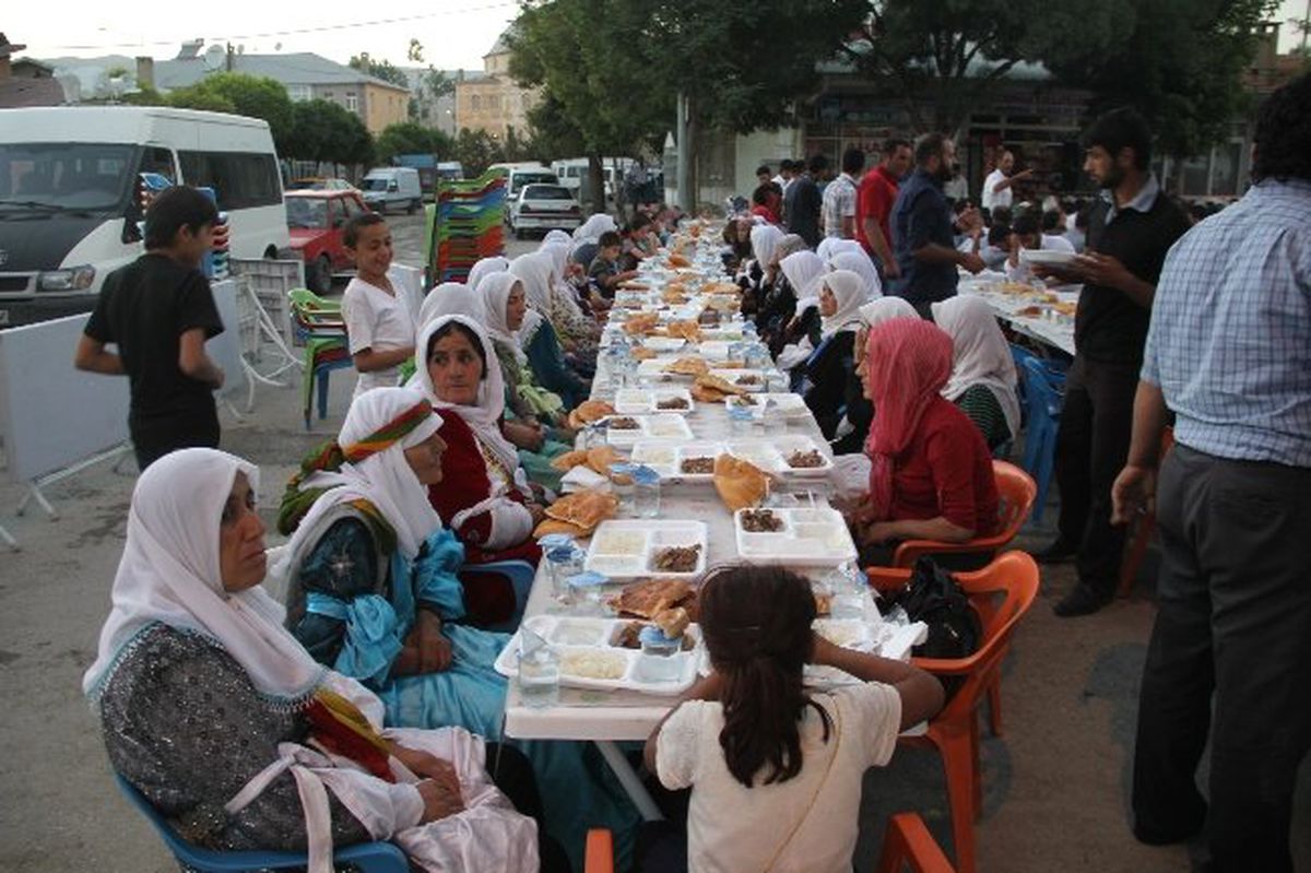 BDP Gürpınar\'da İftar Yemeği Verdi
