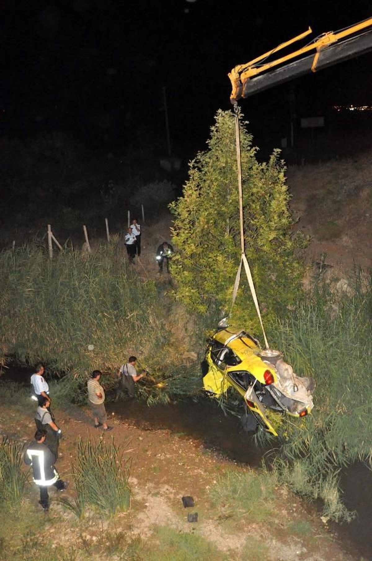 Çanakkale Otomobil Dereye Uçtu 1 Ölü, 2 Yaralı