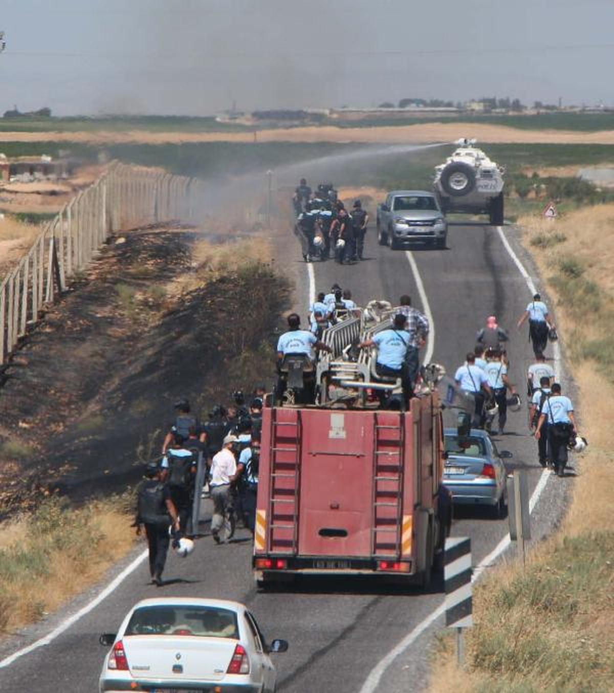 Polis İle Göstericiler Arasında Çatışma Yaşandı