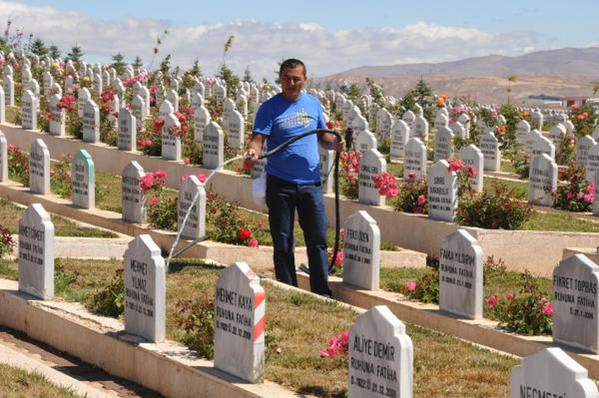 Cezasını, Mezarlara Bakım Yaparak Çekiyor