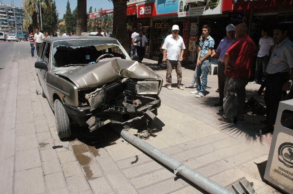 Denizli\'de Kontrolden Çıkan Araç Trafik Işığını Devirdi