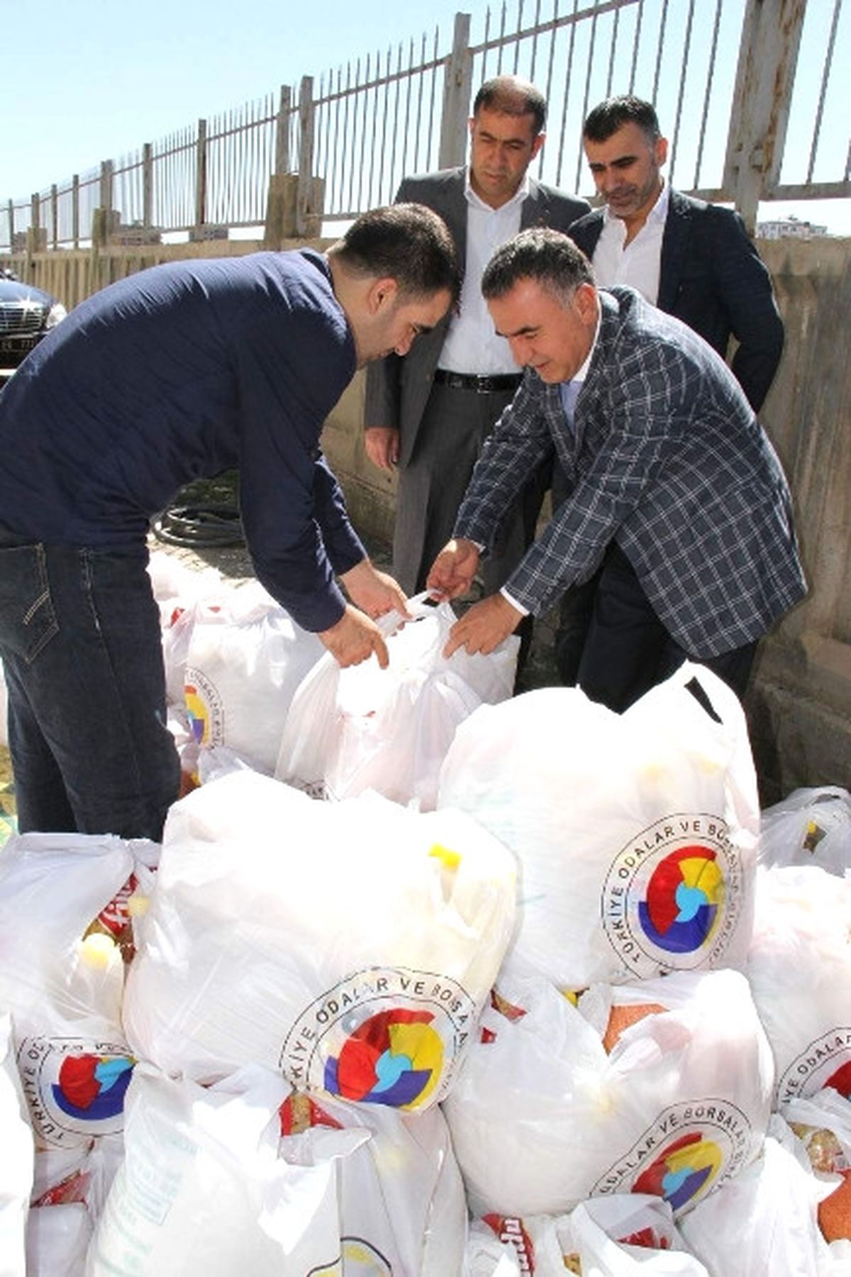 Dtb\'den Bin Aileye Yardım