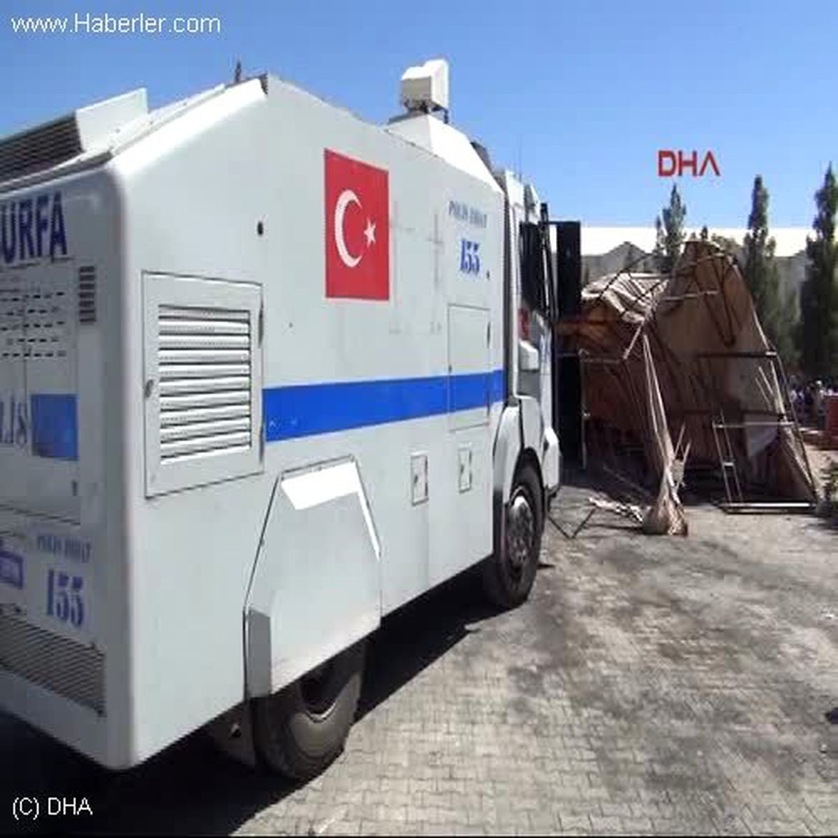 Dtk\'nın \'Nöbet Çadırı\' Toma ile Yıkıldı