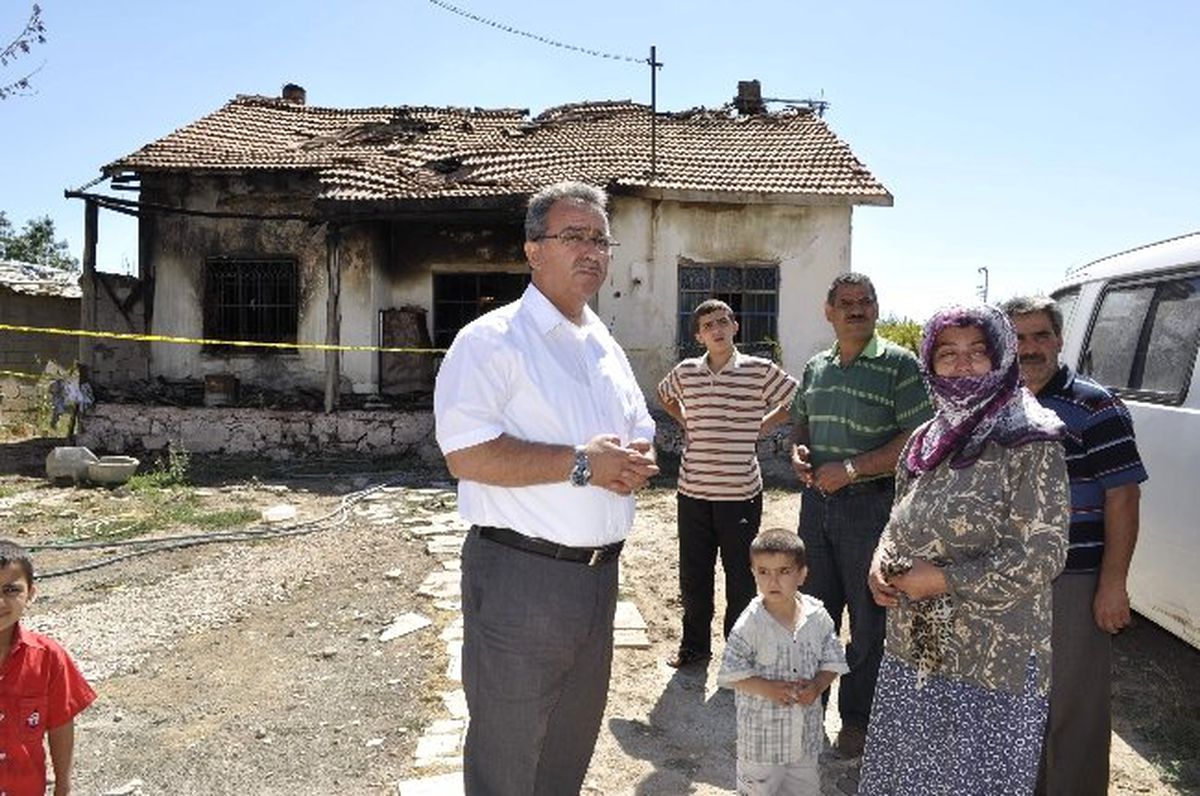Evi Yanan Aileye Karatay Belediyesi Yardım Elini Uzattı