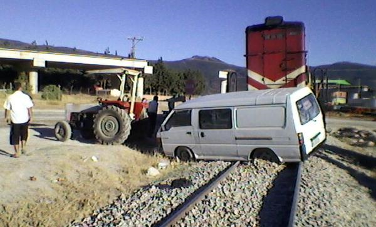 İslahiye\'de Yolcu Treni Minibüse Çarptı