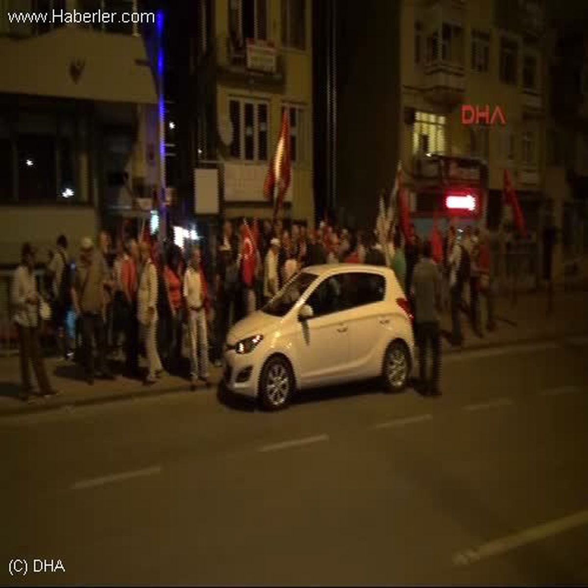 İzmit\'te Gece Yarısı Protesto Yürüyüşü