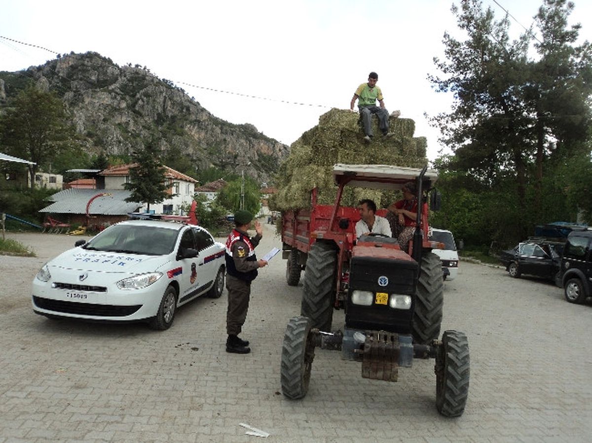 Jandarmadan Traktör ve Biçerdöverlere Denetim