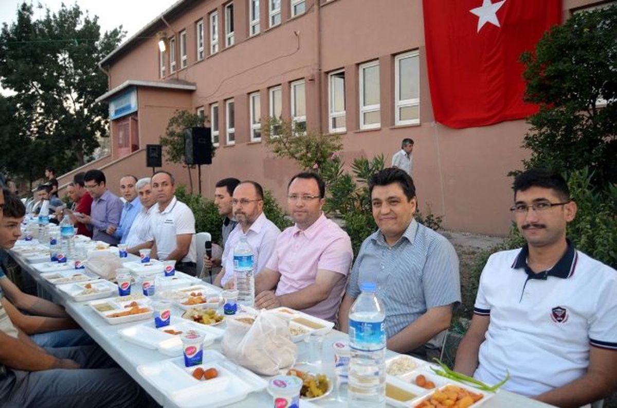Karşıyaka Gençleri 3 Bin Kişilik İftar Verdi