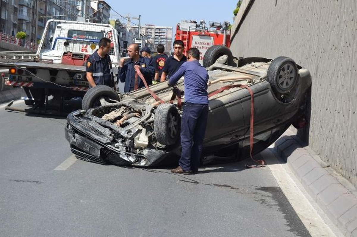 Kayseri\'de Trafik Kazaları: 24 Yaralı