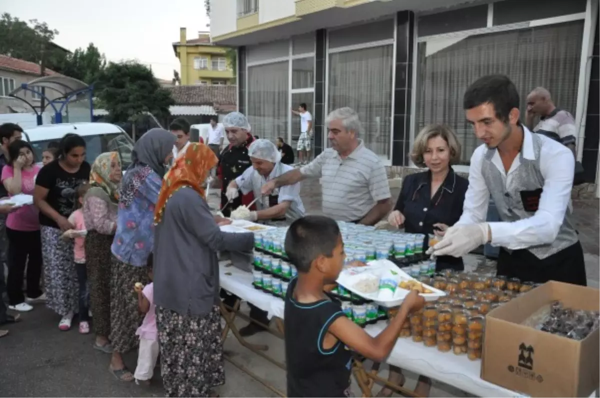 Keşan Belediyesi\'nin Son İftarı Kadir Gecesi\'nde Yukarı Zaferiye\'de Verildi