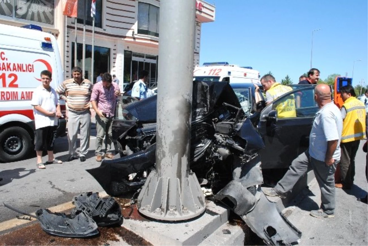 Kocaeli\'de Trafik Kazası: İki Yaralı