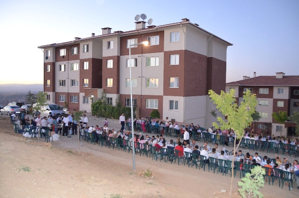Malatya Valisi Vasip Şahin, Fakir Vatandaşlarla İftar Sofrasında Buluştu