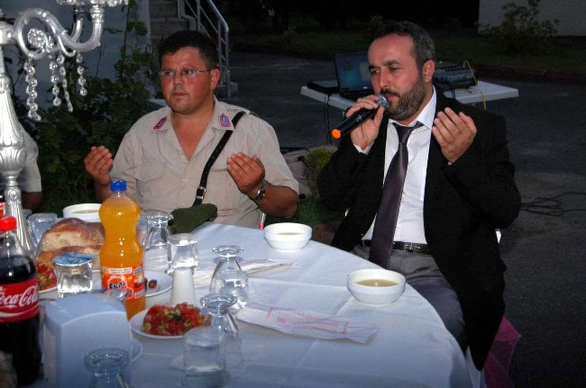 Mehmet İspiroğlu İftarını Mehmetçikle Birlikte Yaptı