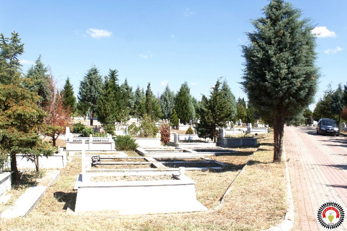 Mezarlıklar Bayrama Hazır