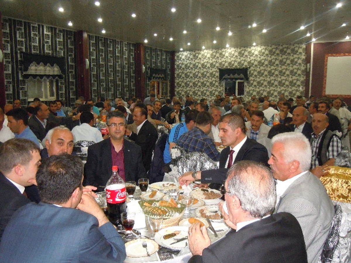 MHP \'Den İftar Yemeği