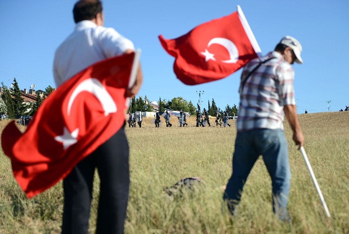 Ergenekon Eylemcileri Silivri\'ye Türk Bayrağı Dikti