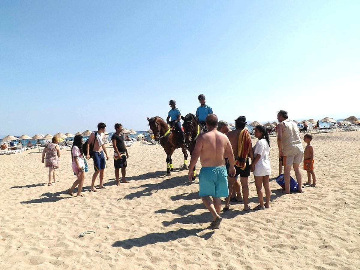 Plajları Atlı Jandarma Timleri Koruyor
