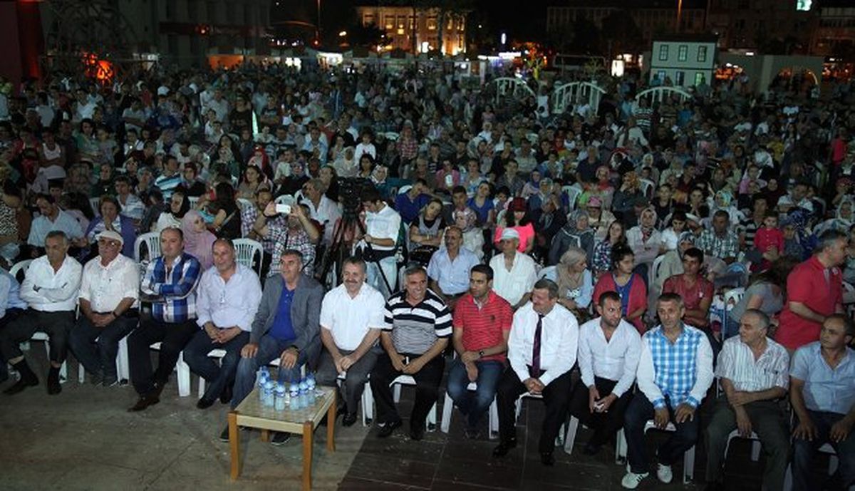 Rizelilerin Coşkusu Sakarya Kent Meydanı\'na Sığmadı
