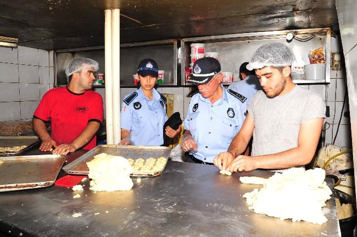 Şahinbey Zabıtasından Bayram Öncesi Şekerlemeci, Pasta ve Tatlıcılara Sıkı Denetim