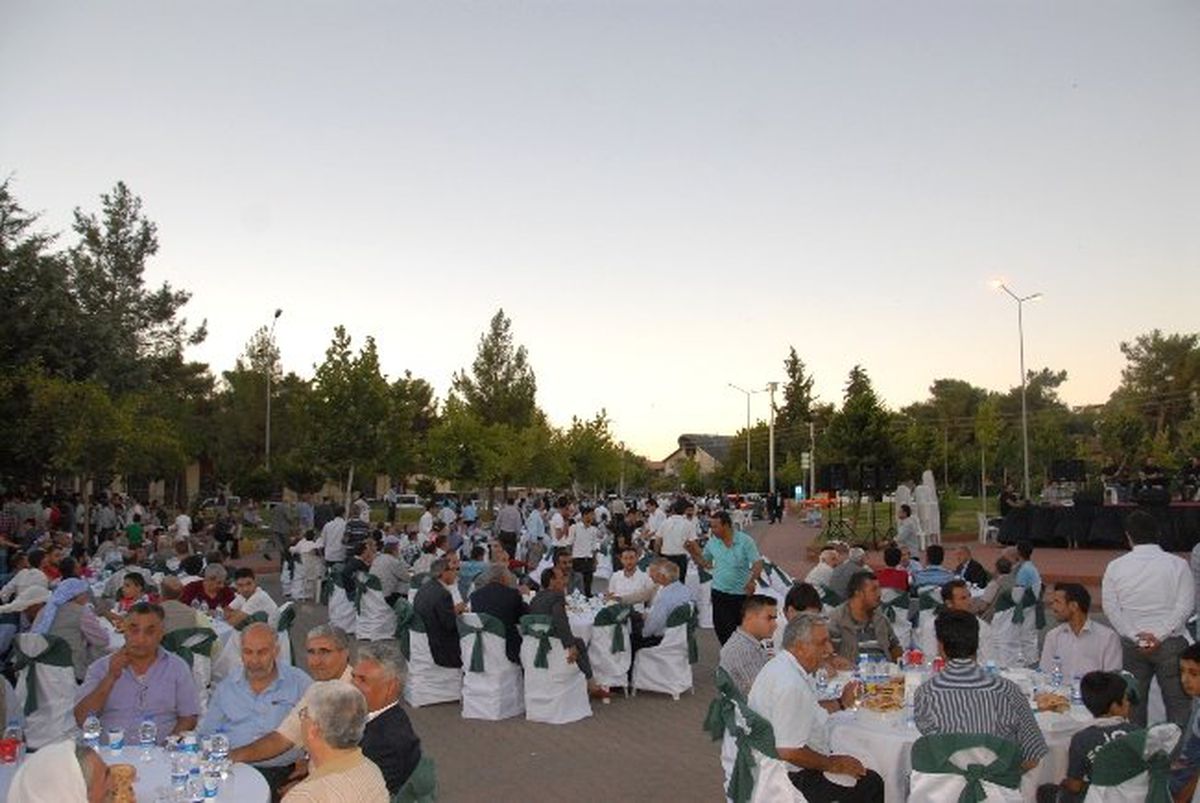 Şanlıurfa Valisi Siverek\'te Vatandaşlarla İftarda Buluştu