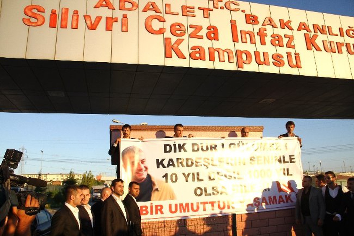 Sedat Peker\'e Verilen Cezaya Pankartlı Tepki