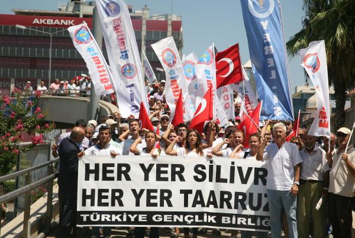 Silivri\'ye Gidemeyenler Konak\'ta Bekliyor (2)