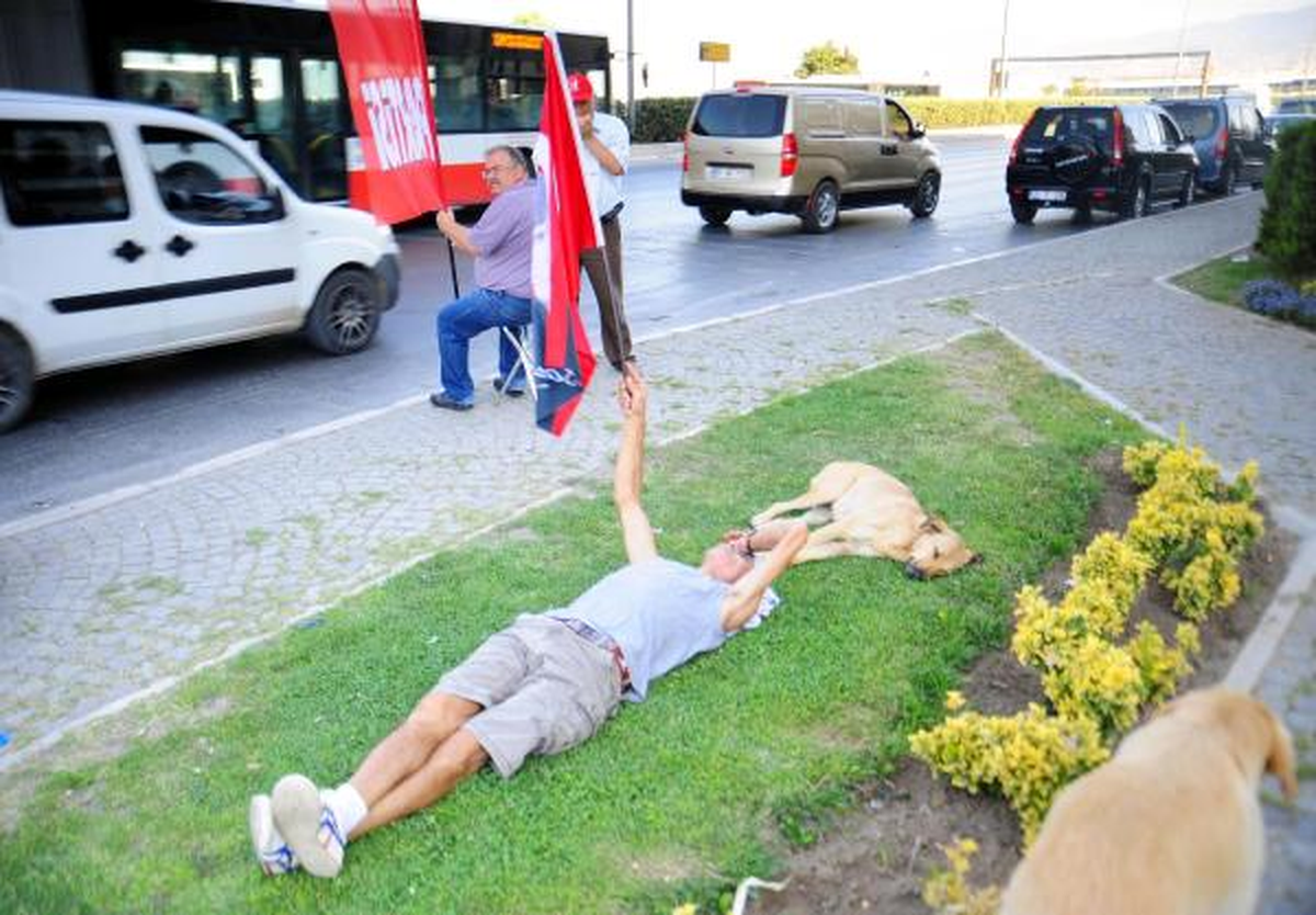 Silivri\'ye Gidemeyenler Konak\'ta Bekliyor
