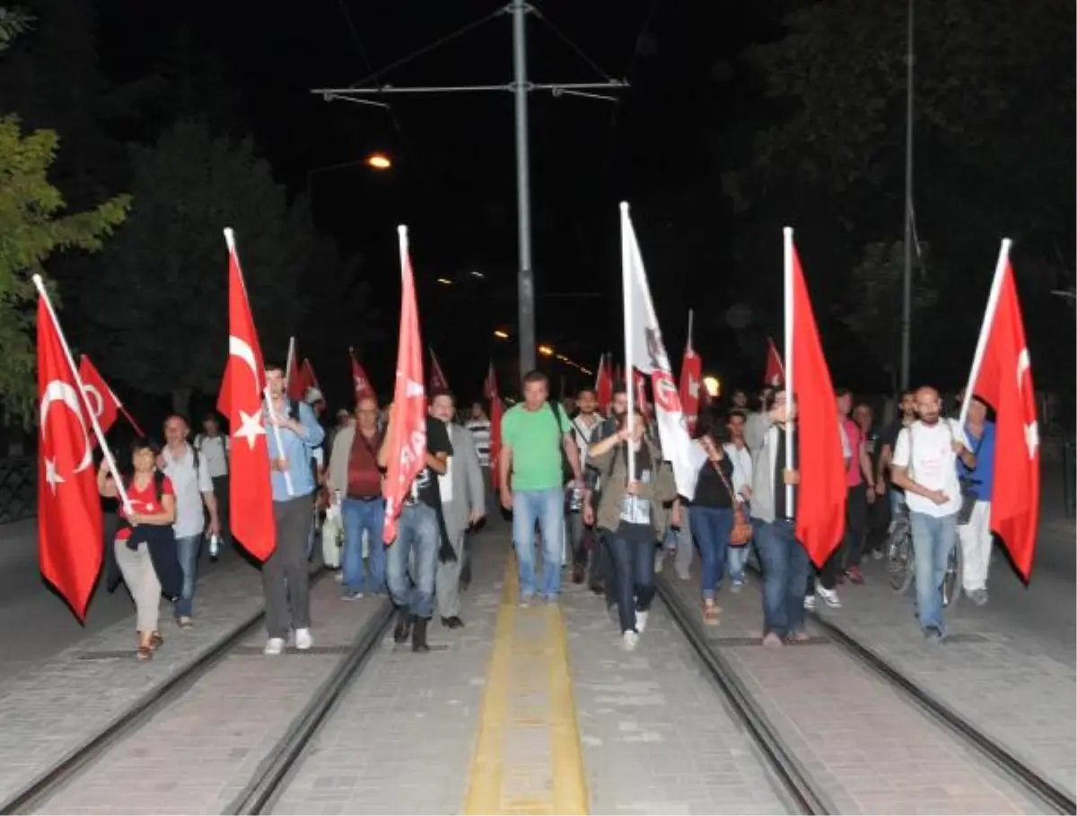 Silivri\'ye Gidemeyince Yürüyüş Yaptılar